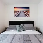 Kailani Luxury 3 Bedroom, 3 Bathroom With A Sunny Balcony زادار