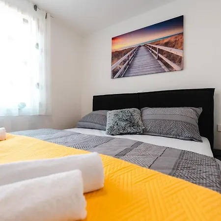 Kailani Luxury 3 Bedroom, 3 Bathroom With A Sunny Balcony Apartment Zadar