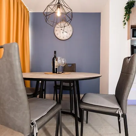 Kailani Luxury 3 Bedroom, 3 Bathroom With A Sunny Balcony Apartment *