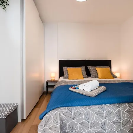 Kailani Luxury 3 Bedroom, 3 Bathroom With A Sunny Balcony Apartment