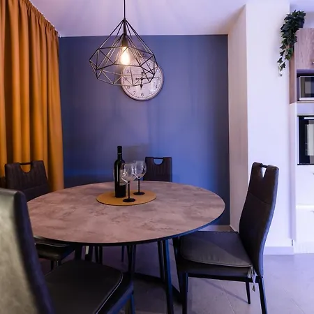 Kailani Luxury 3 Bedroom, 3 Bathroom With A Sunny Balcony Apartment