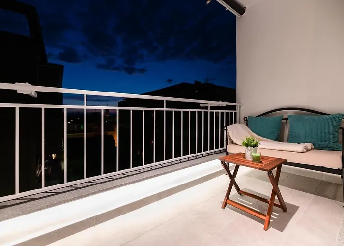 Kailani Luxury 3 Bedroom, 3 Bathroom With A Sunny Balcony Apartment *